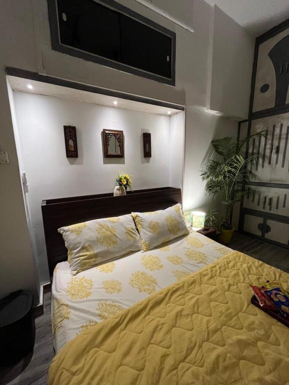 Giường trong phòng chung tại Ghat Ghar by Doorstays