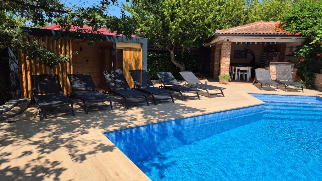 Piscina de la sau aproape de Villa Amalia Apartment 2