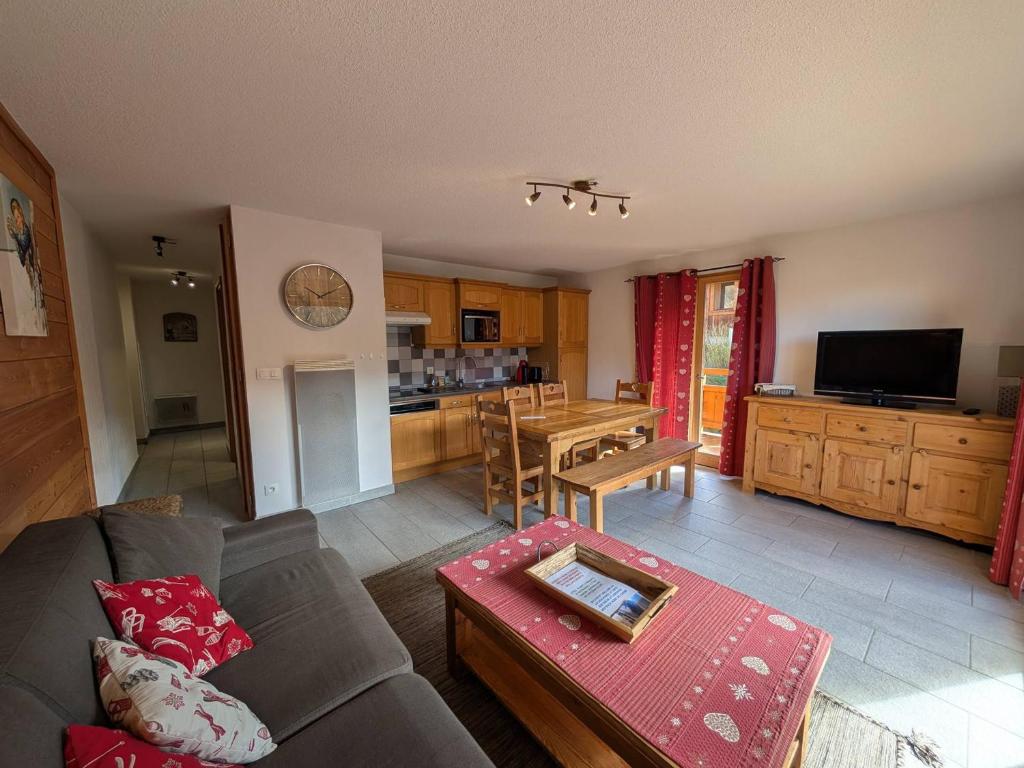 un salon avec un canapé et une table dans l'établissement Appartement montagnard lumineux 8 pers - Terrasse & accès piste - FR-1-445-1, à Montgenèvre