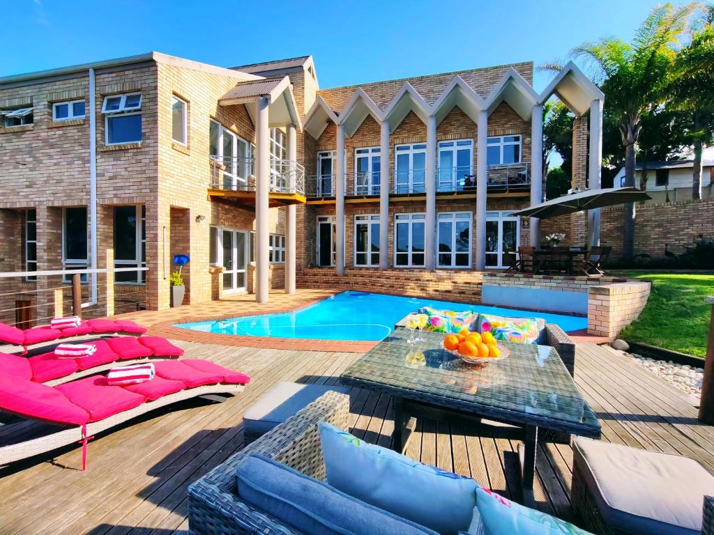 Bazén v ubytování Palm Valley Inn - Port Elizabeth nebo v jeho okolí
