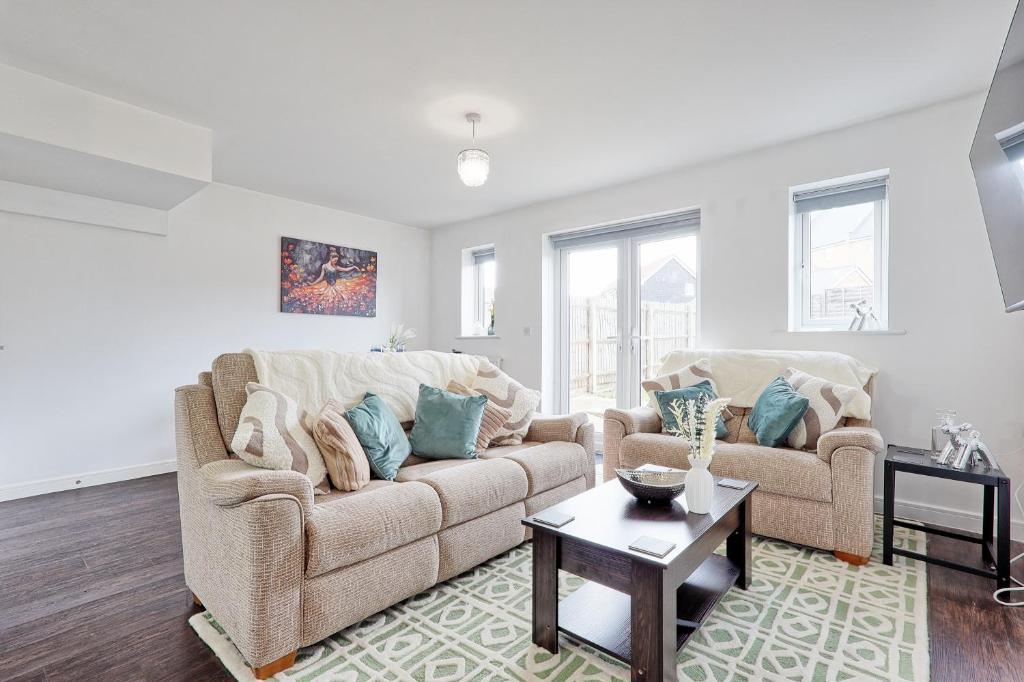 Istumisnurk majutusasutuses Modern 3-Bed 3-Bath Home - Quiet Road - Parking For 2 Cars - LMV Property