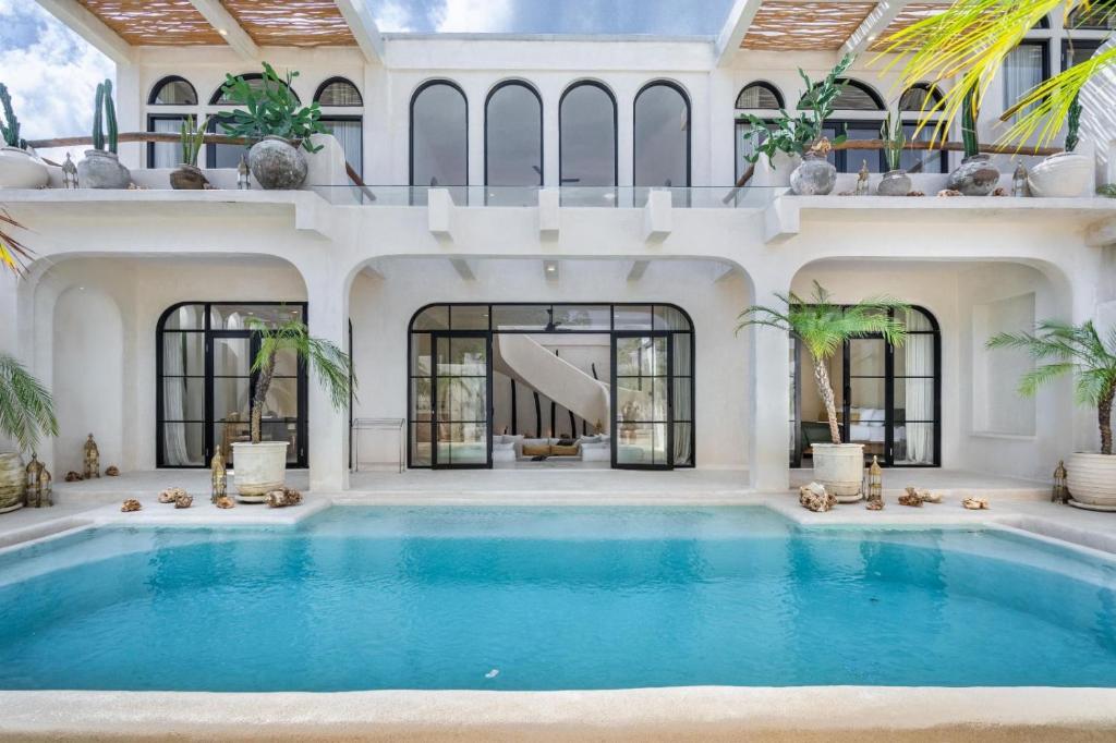 Casa grande con piscina en Kalesma Uluwatu Luxury 6BR Side by side, en Uluwatu