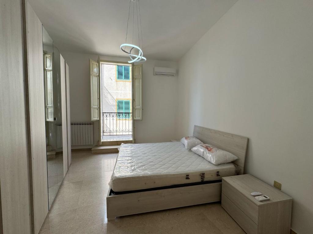 a bedroom with a bed in a room with a window at Stanze Matrimoniali Nicchia della Ninfa in Castelvetrano Selinunte