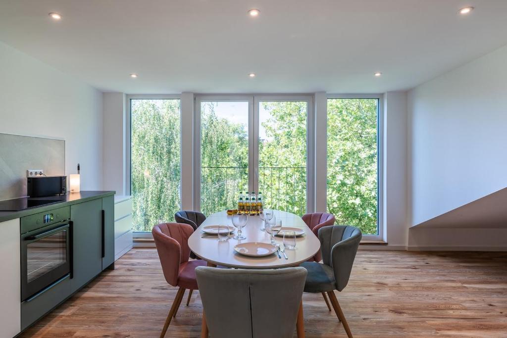 een keuken en eetkamer met een tafel en stoelen bij Nagoldblick 4 OG in Pforzheim