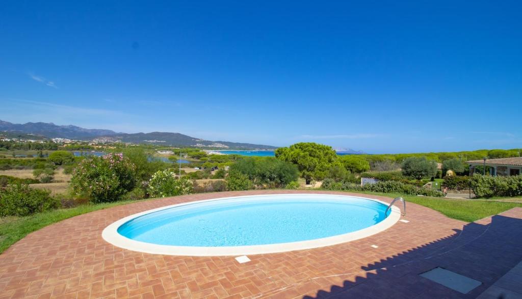 - une grande piscine au-dessus d'un patio en briques dans l'établissement Villa Gallura Dream, à Budoni