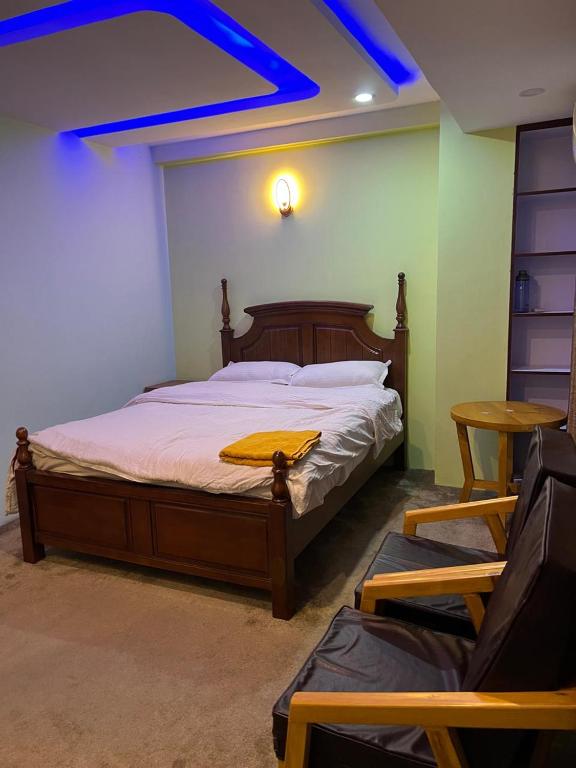 Un pat sau paturi într-o cameră la SHE Apartment