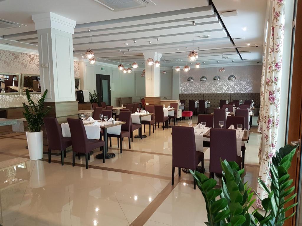 Reštaurácia alebo iné gastronomické zariadenie v ubytovaní Hotel Cztery Pory Roku