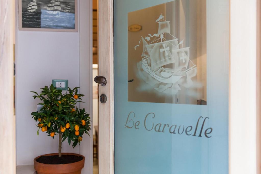 una puerta con una foto de un barco en ella en Le Caravelle Bed and Breakfast, en Monopoli