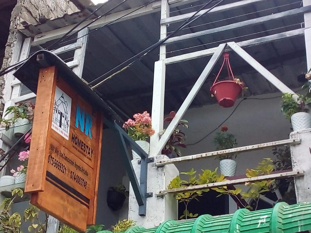 ネゴンボにあるNR homestayの鉢植えの建物側の看板