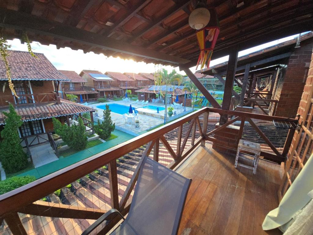 einen Balkon mit Poolblick in der Unterkunft Casa Equipada e Confortável p seu Lazer em Gravatá in Gravatá