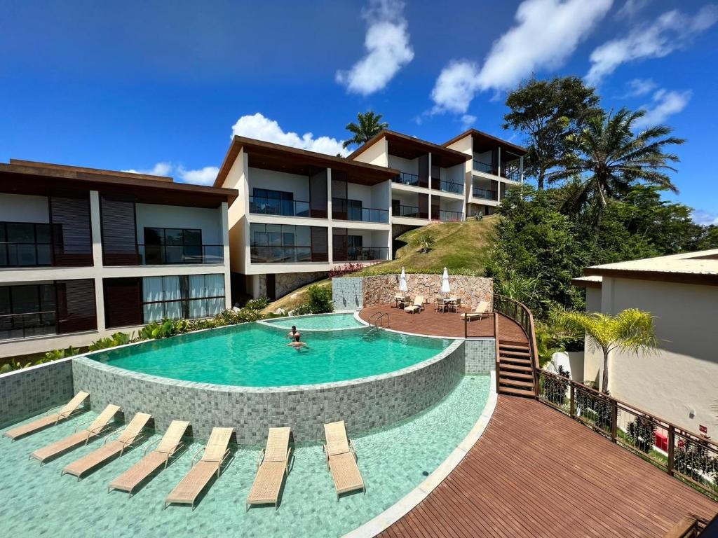 ein Bild von einem Swimmingpool in einem Ferienresort in der Unterkunft Amerigo Vespucci Mar e Ceu in Morro de São Paulo