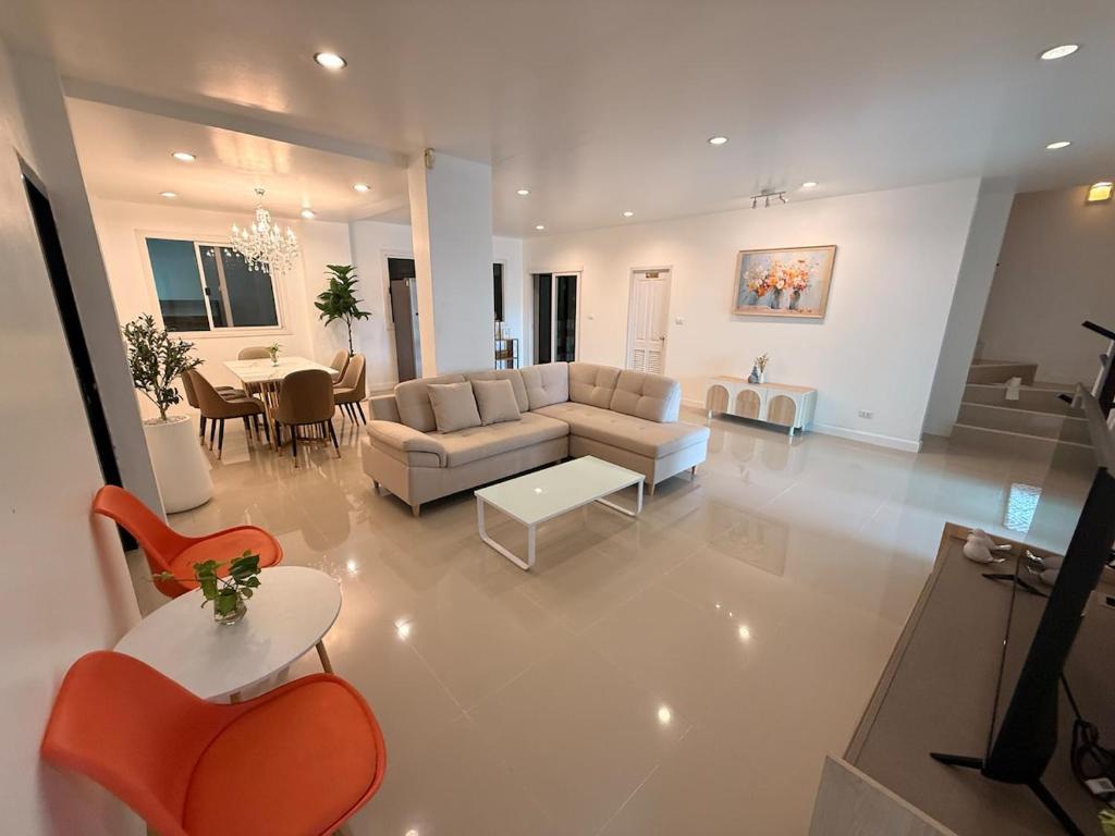 O zonă de relaxare la Pool Villa Chiangmai airport ABA 4 Bedroom