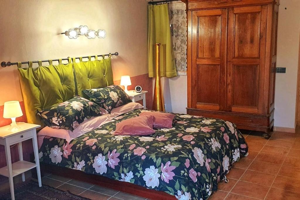 una camera da letto con un letto e una porta di legno di Casa MaMaRì a Ciriè