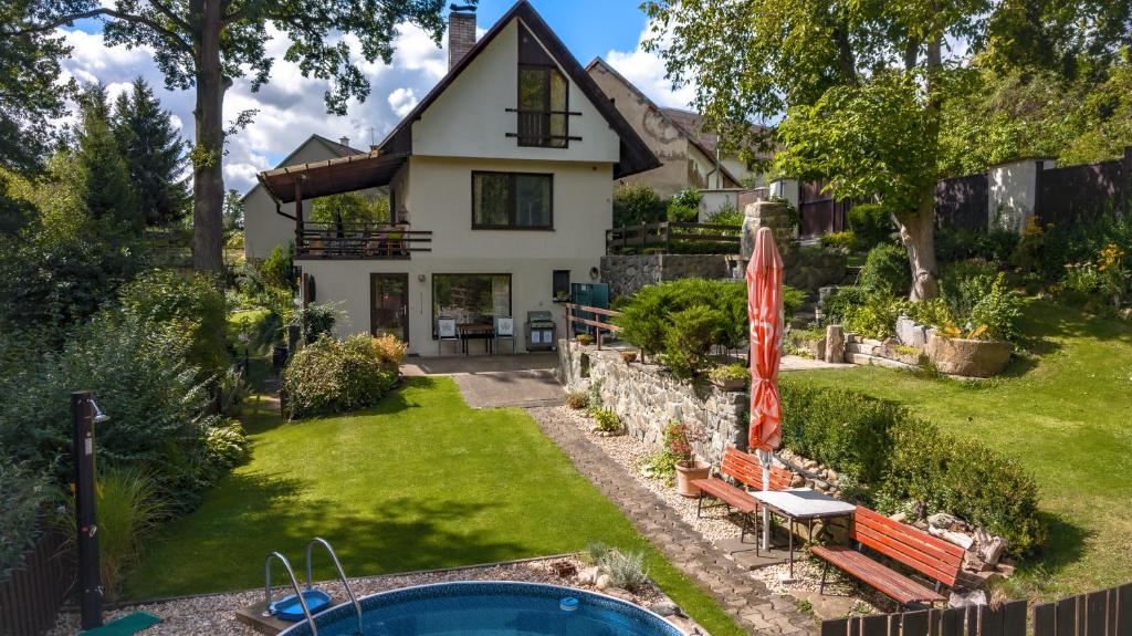 a house with a swimming pool in the yard at U Dubu in Tábor