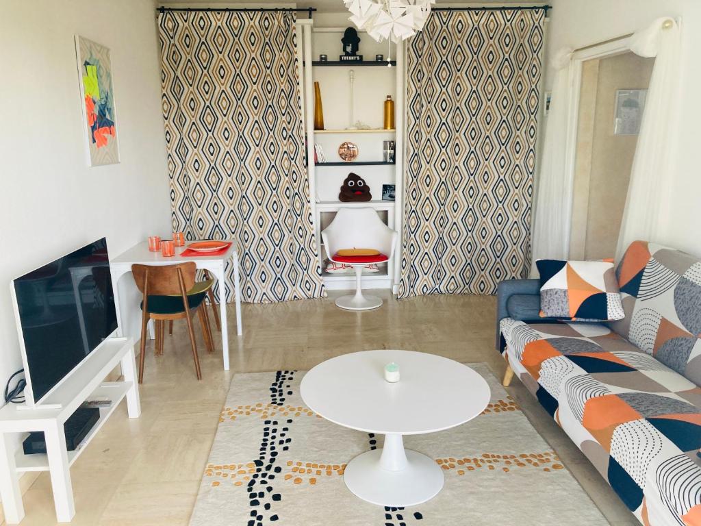 Μια τηλεόραση ή/και κέντρο ψυχαγωγίας στο Appartement "vintage 70", 2 pièces, 45 m2