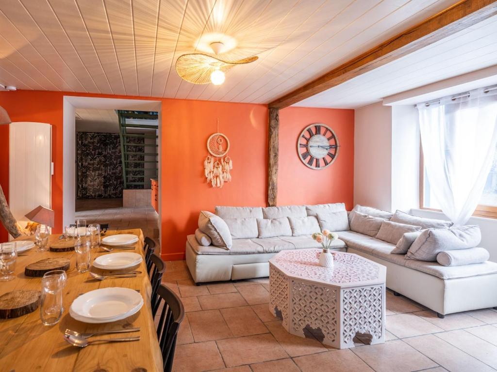 ein Wohnzimmer mit Sofa und Tisch in der Unterkunft Maison auvergnate cœur de village in Messeix