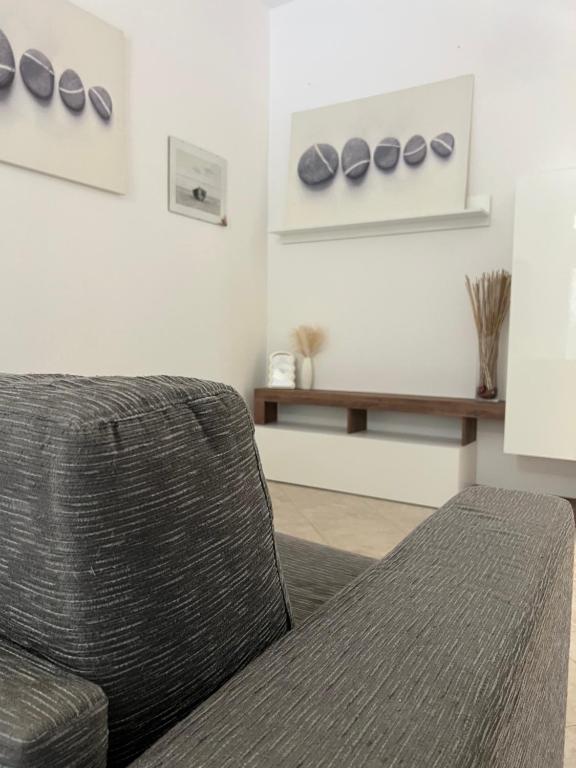 ein Wohnzimmer mit Sofa und Tisch in der Unterkunft Casa gioiello al mare Cogoleto in Cogoleto