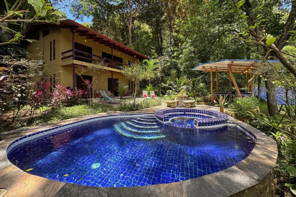una piscina in mezzo a un cortile di Toucan Villa Family home w Private Pool Garden AC a Quepos