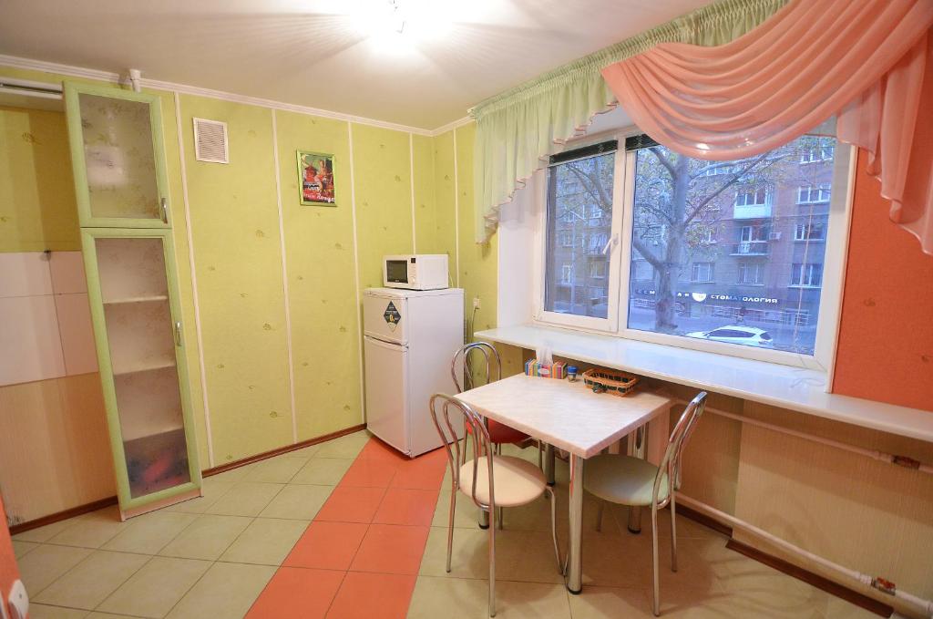 uma pequena cozinha com uma mesa e uma janela em Apartment Style on Sobornaya Street em Nikolayev