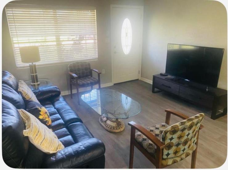 オーランドにあるEntire 5 Bedroom Home in Winter Park FLのリビングルーム(革張りのソファ、ガラステーブル付)