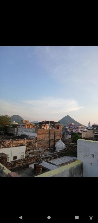 プシュカルにあるGanpati homestayの山を背景にした街の景色