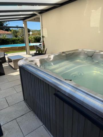 Bazén v ubytování Belle Maison MALOU climatisée calme, piscine, jacuzzi 3km plage Labenne Capbreton nebo v jeho okolí