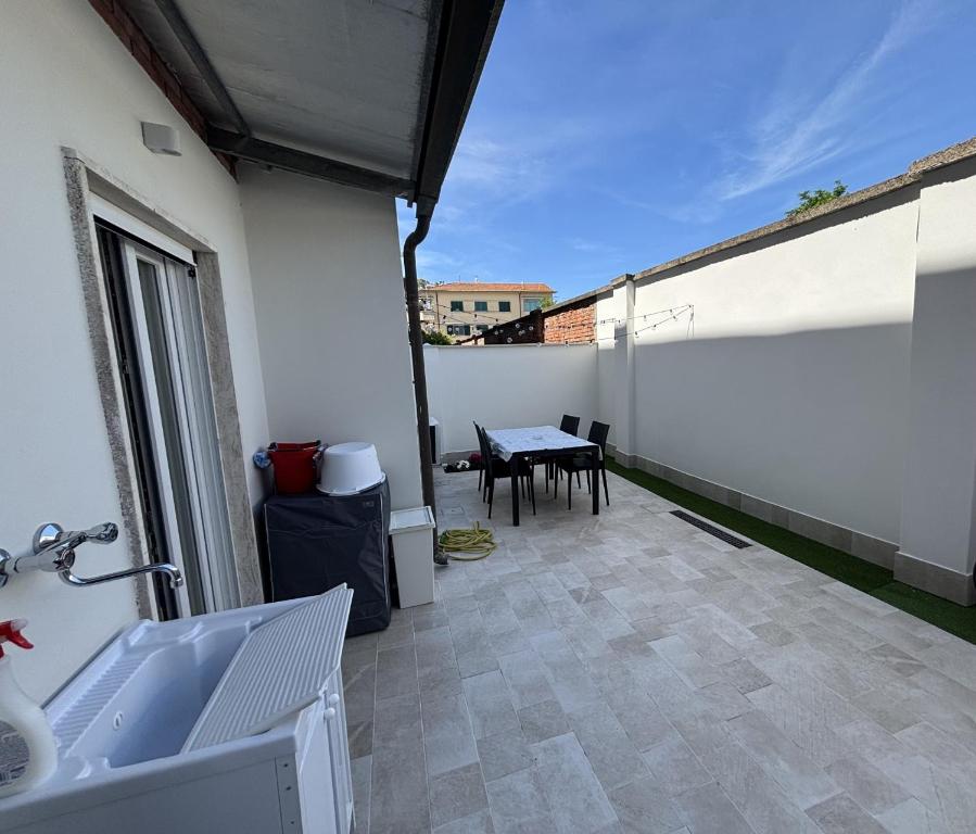 vistas a un patio con una mesa en un edificio en Casa Milele, en Viareggio