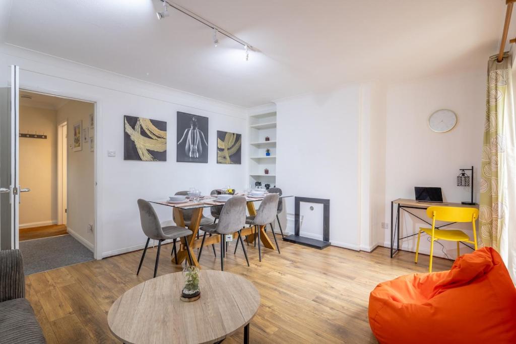 a living room with a table and chairs at 4 BDR I sleeps 8 I Wi-FI I Free Parking I Central in CBG