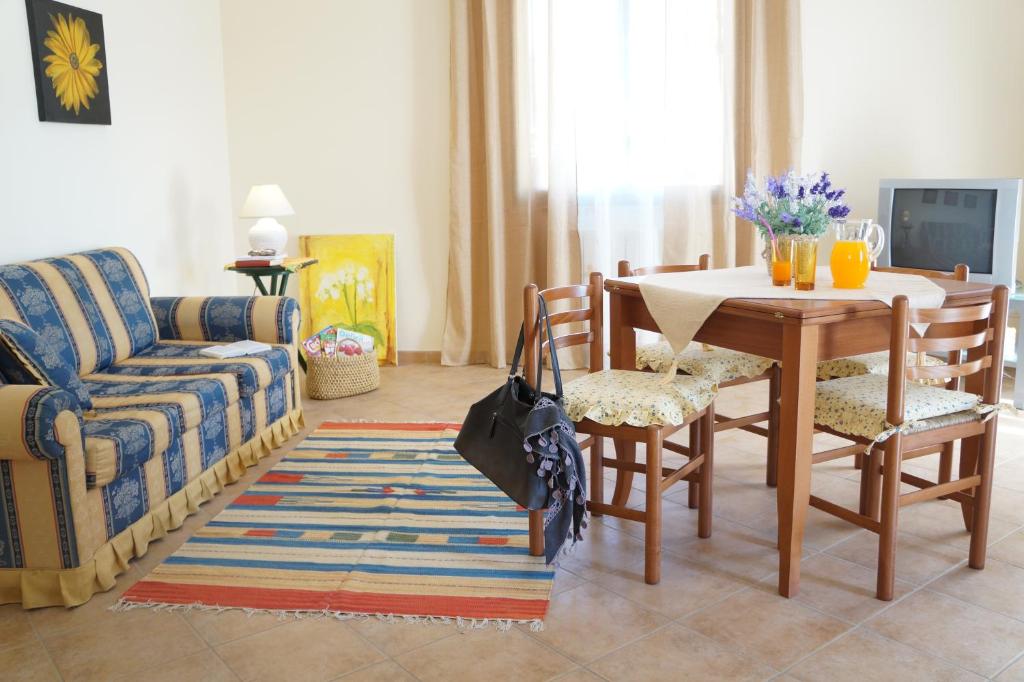 ein Wohnzimmer mit einem Tisch und einem Sofa in der Unterkunft Casa Vacanza da Rosa in Custonaci