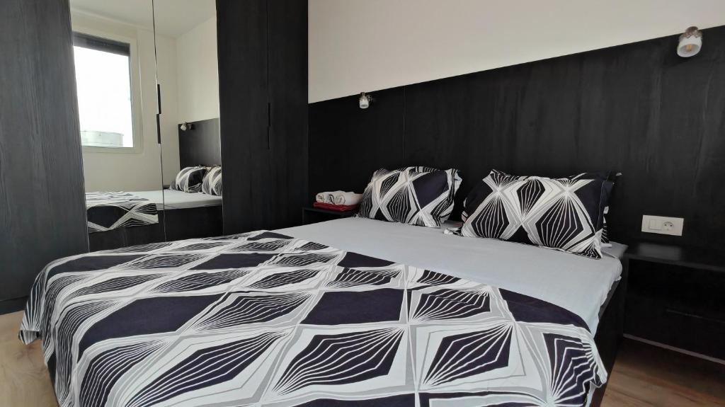 Postel nebo postele na pokoji v ubytování ARED AFI Arad 2025 ChrysFlatty5 Central modern Apartment 70mp City View