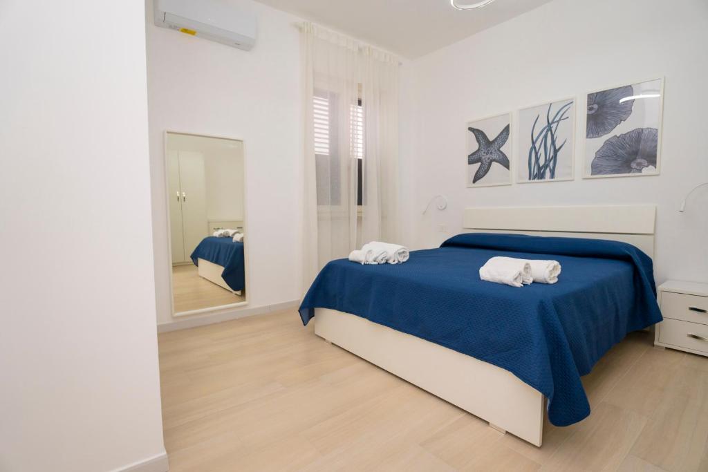 a bedroom with a bed with two towels on it at Lamarina case vacanza in Marina di Camerota
