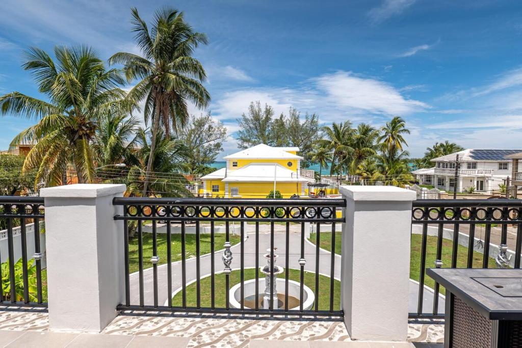Балкон или терраса в Villa By the Beach - sleeps 8 plus