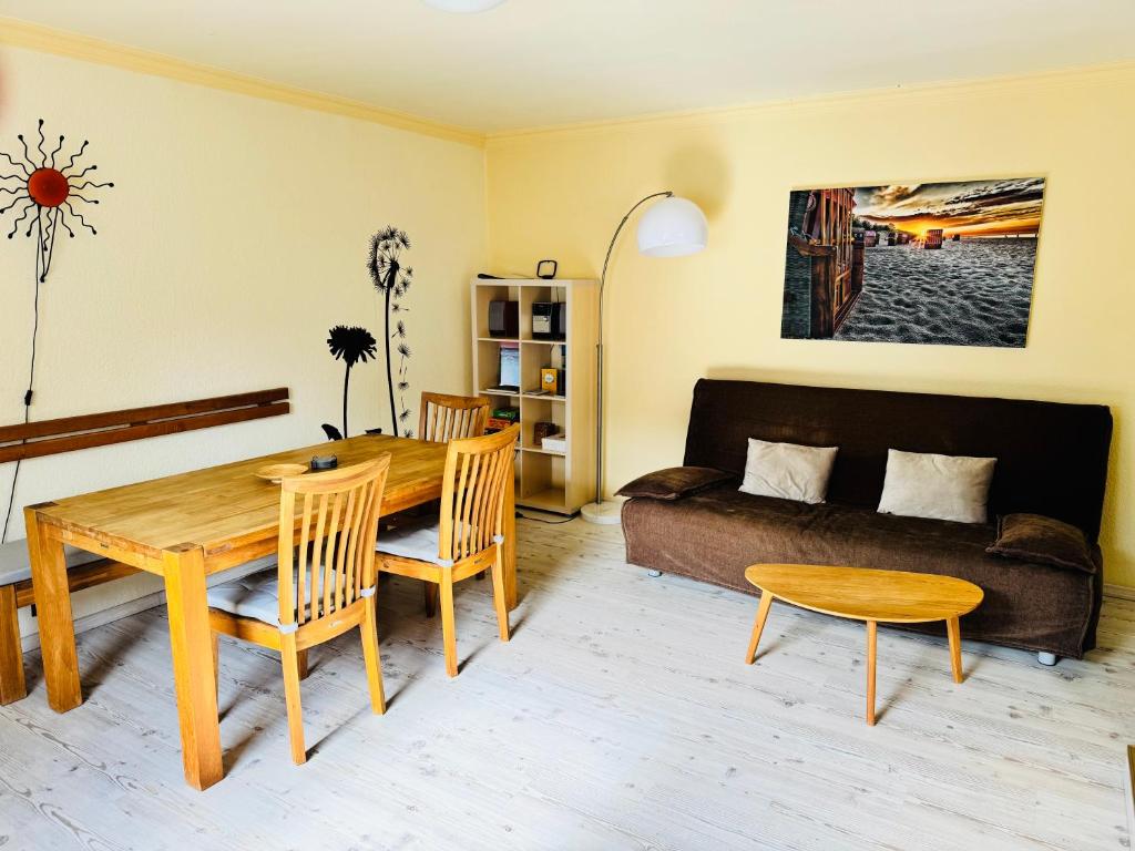 Una sala de estar con una mesa de madera y un sofá. en Ferienwohnung UseTraum, en Zinnowitz