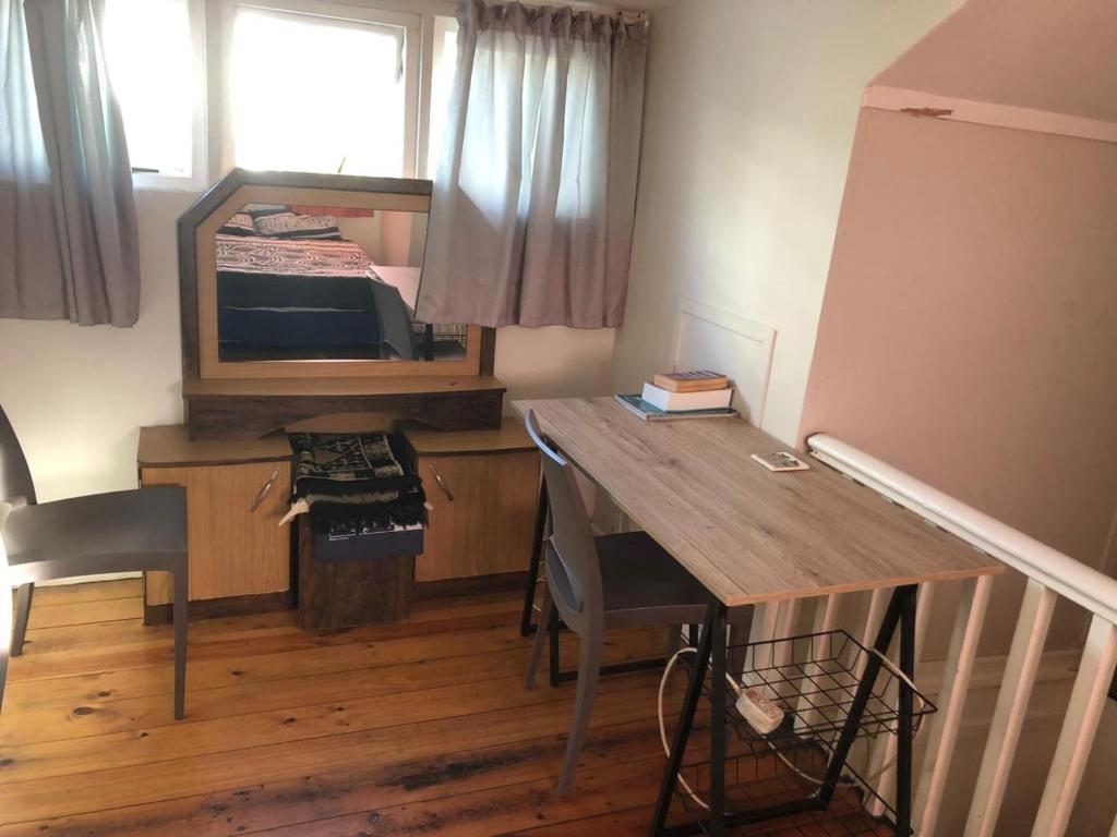 Pokój z biurkiem i łóżkiem z telewizorem w obiekcie Cozy Corner w Kapsztadzie