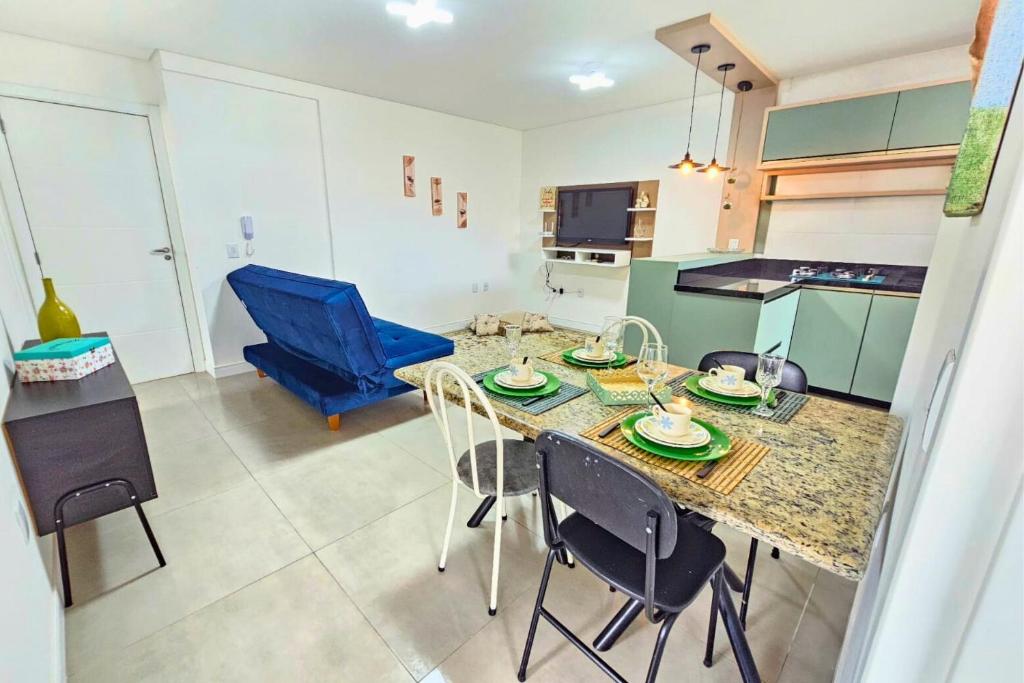 a kitchen and dining room with a table and chairs at Firenze Beach House AP101 - 500m da Praia + Wifi in Navegantes