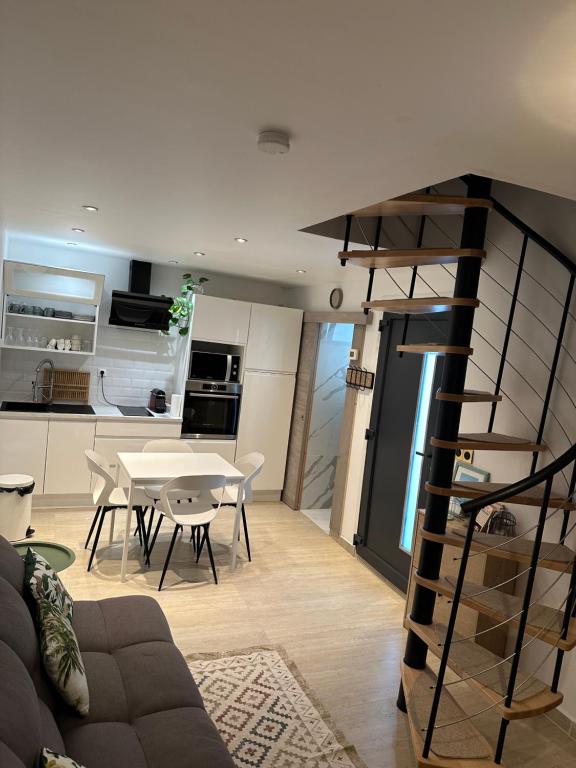 Kuchyň nebo kuchyňský kout v ubytování Les 3 anges