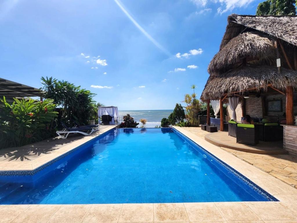 a swimming pool with a view of the ocean at casa del mar in San Rafael del Sur