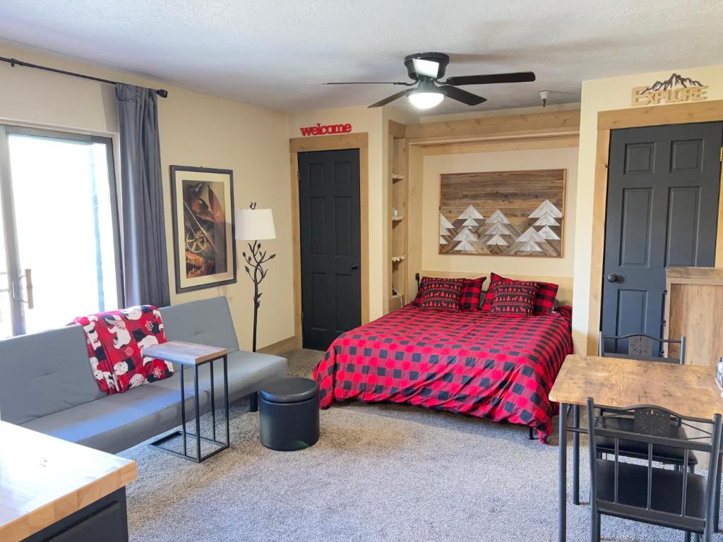 une chambre avec un lit et un canapé dans l'établissement Park City Studio in the Heart of Park City, à Park City
