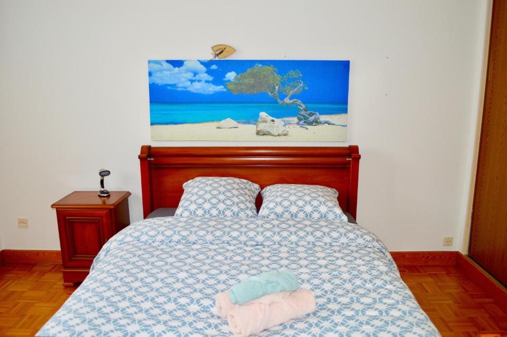 a bedroom with a bed with two towels on it at Votre séjour, votre événement, Maison 3 chambres, jardin privé,wifi, proche La Rochelle, proche golf et plages, services sur mesure in Nieul-sur-Mer