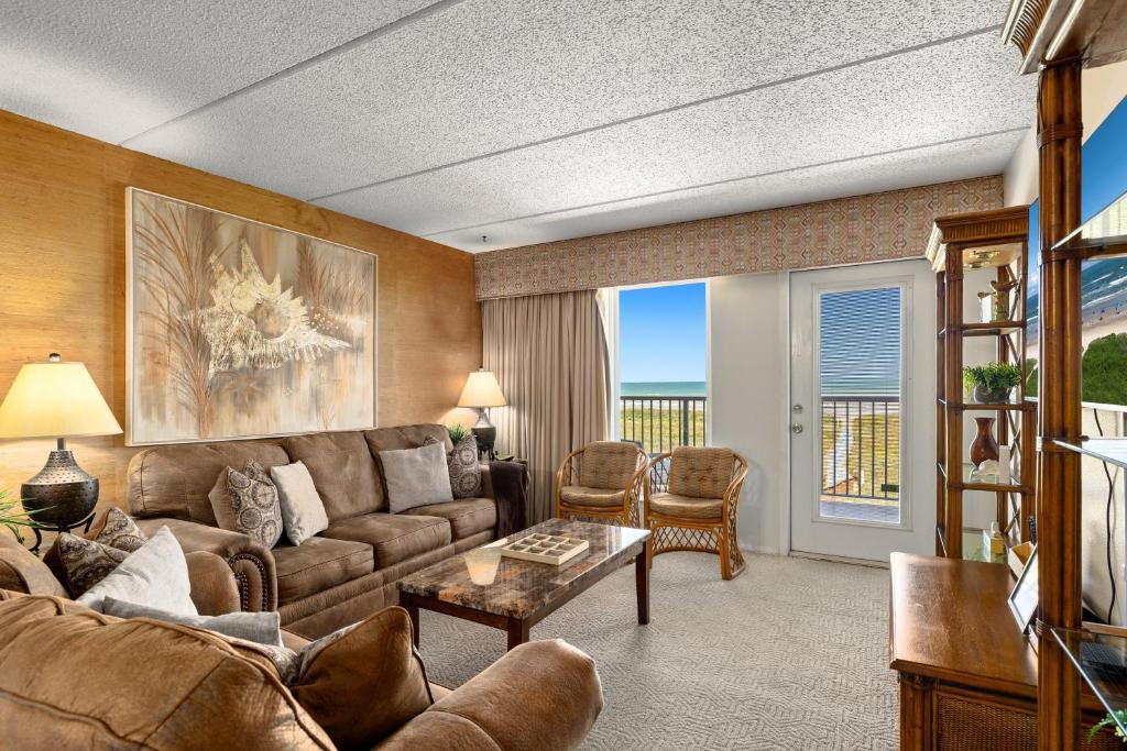 Ruang duduk di Edgewater Condo Unit #301