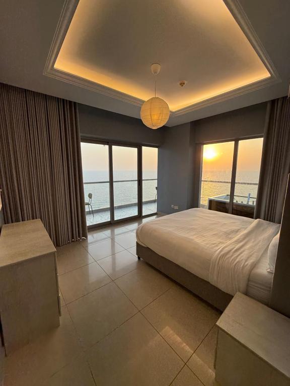 a bedroom with a bed and a view of the ocean at شقة ثلاث غرف مطلة على البحر في برج داماك جدة in Jeddah