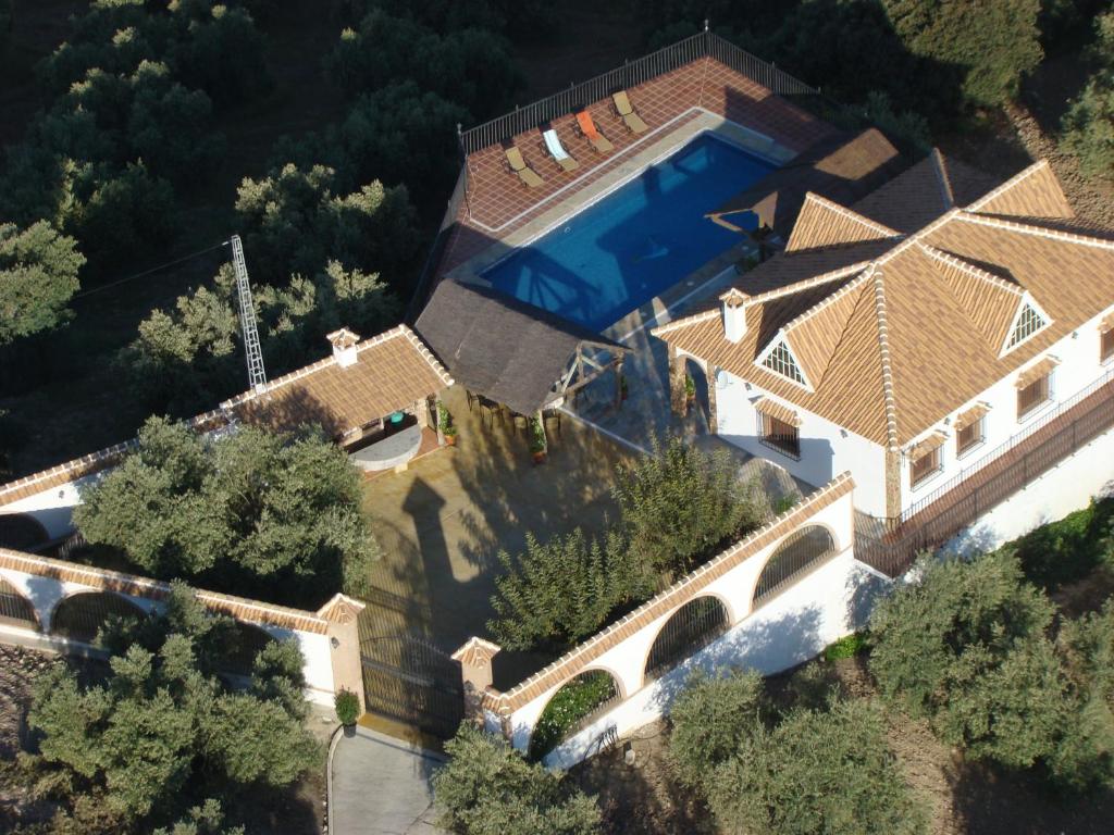 una vista aérea de una casa con piscina en La Villa del Lago en Iznájar