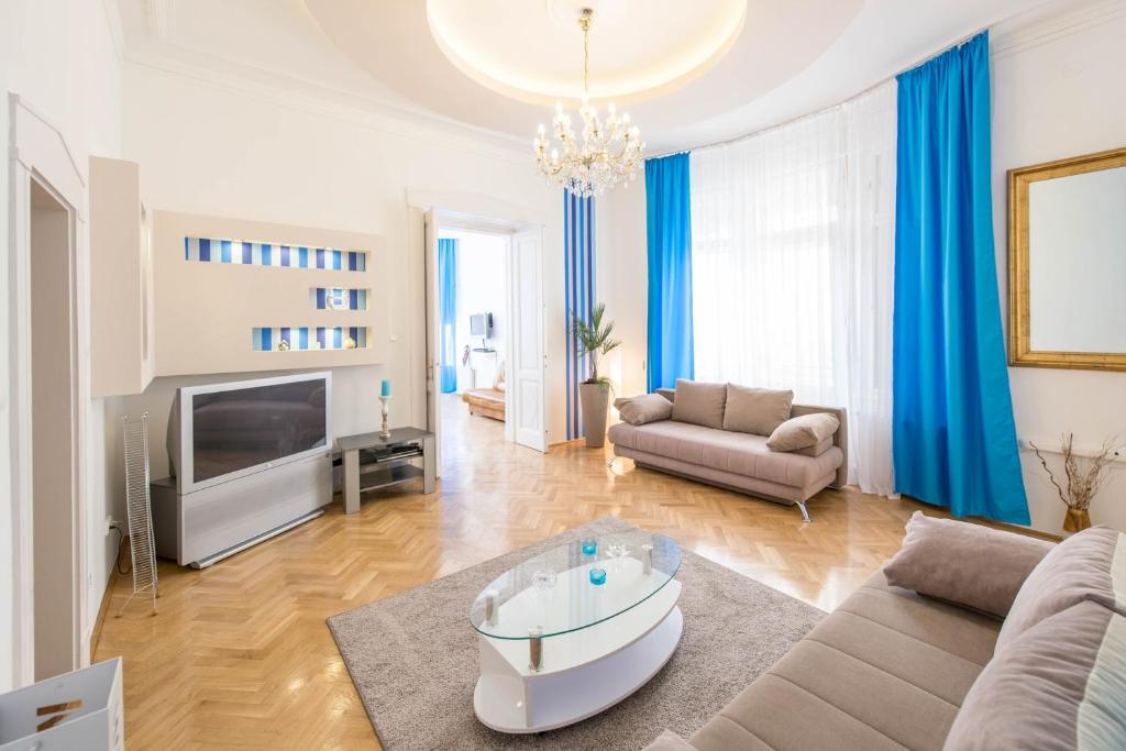 Televízia a/alebo spoločenská miestnosť v ubytovaní Spirit Nádor Ter Apartment