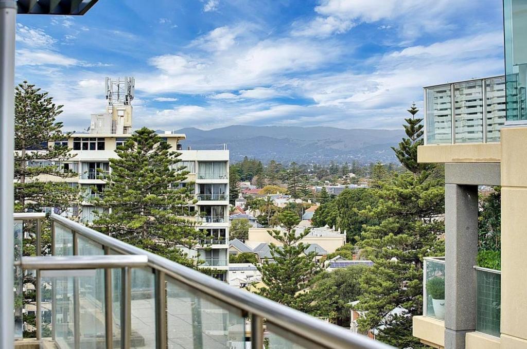 グレネルグにあるSeaside Apartment with Shared Gym & Saunaの建物のバルコニーから見た街の景色