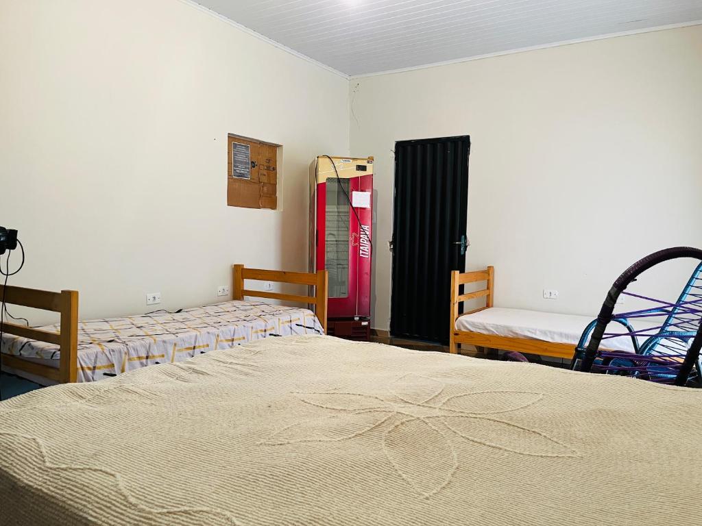 una habitación con dos camas en una habitación en Casa em Rosana 2, 4, 6 até 8 pessoas, en Ilha da Piranha