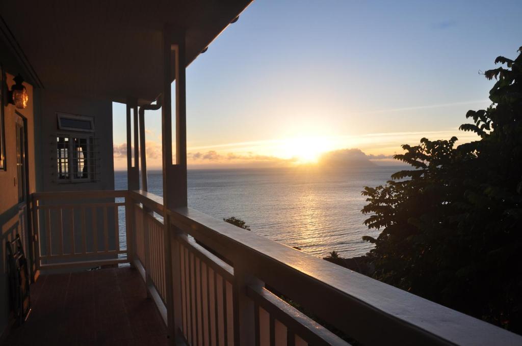 a view of the ocean from the porch of a house at Bordmer House in Glacis