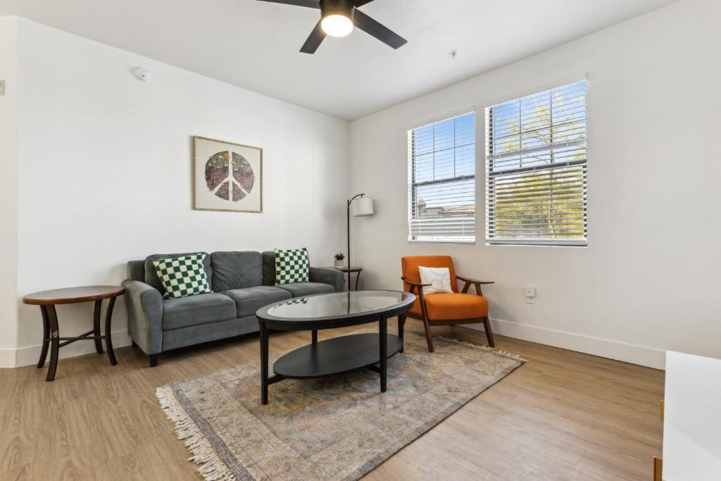 una sala de estar con un sofá y una mesa en CozySuites Glendale by the stadium with pool 26, en Shamrock Mobile Home Park