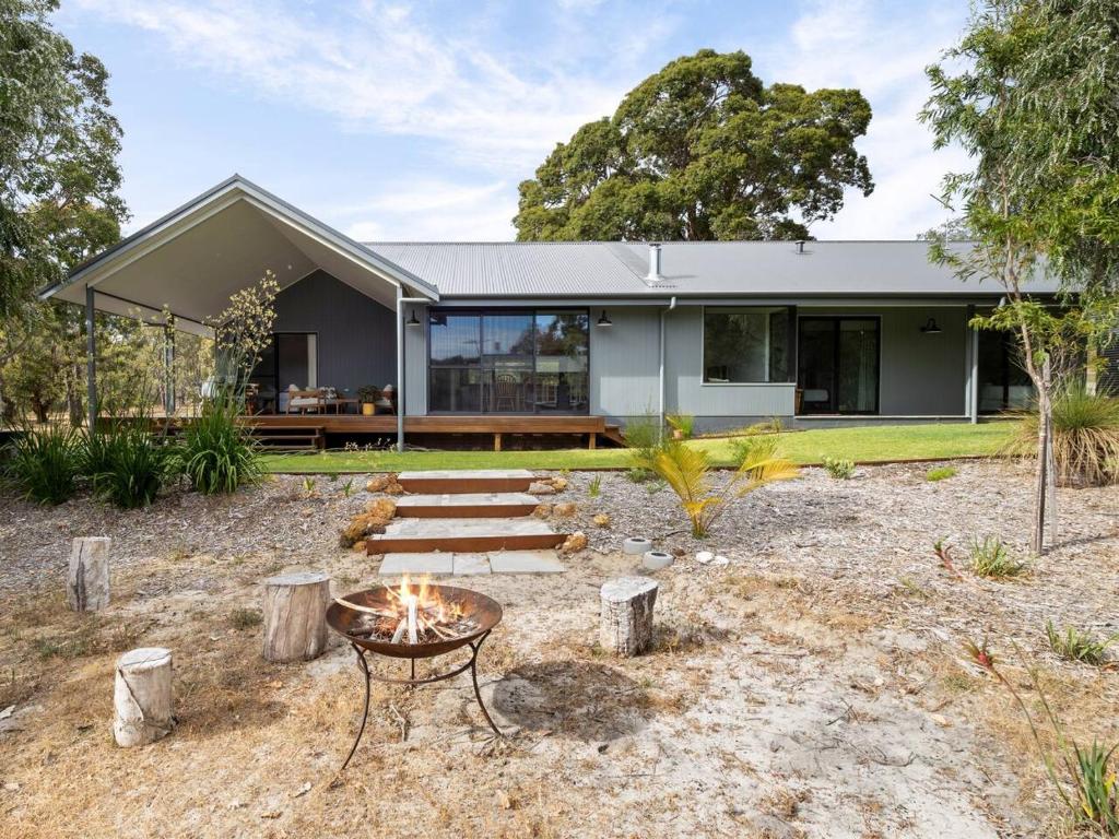 Κήπος έξω από το Quindalup's Lot 104 - Your Perfect Family Escape
