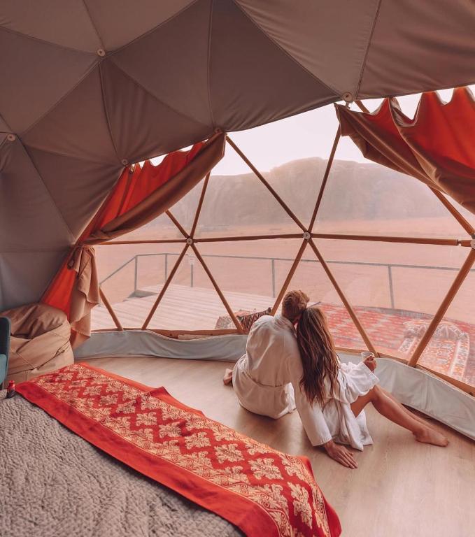 Llit o llits en una habitació de RUM Bubble lUXURY CAMP