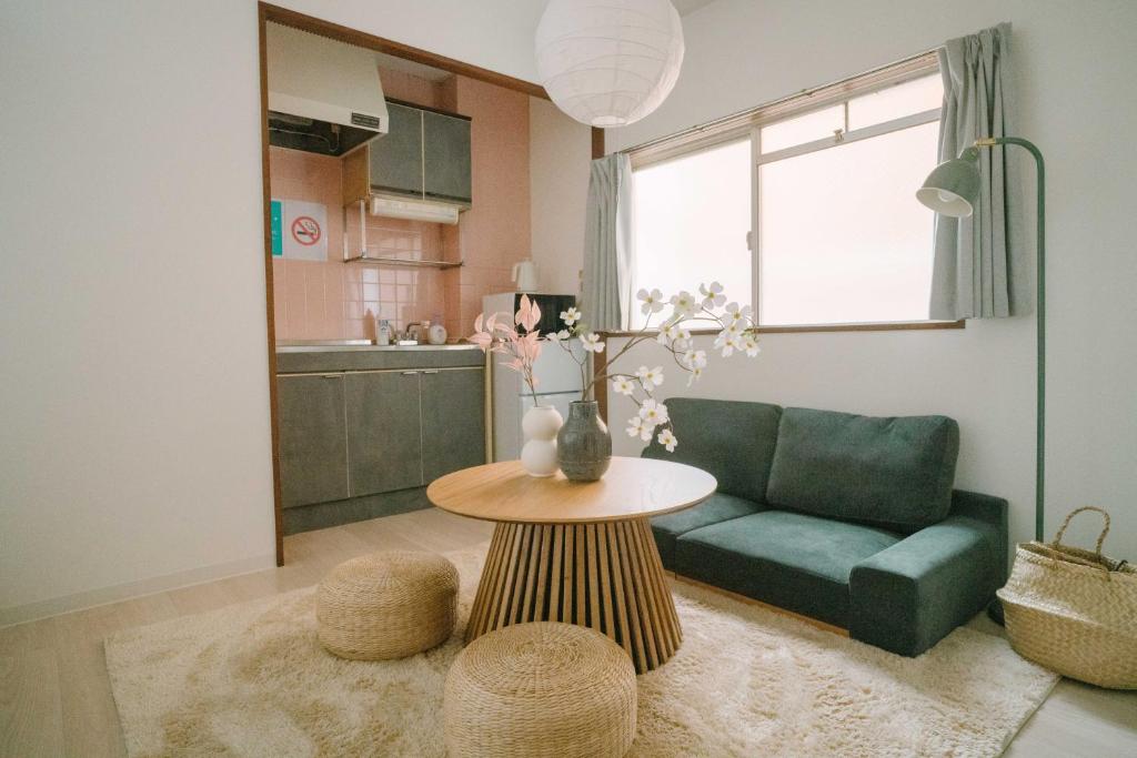 a living room with a couch and a table at リトリートコート薬院 in Fukuoka